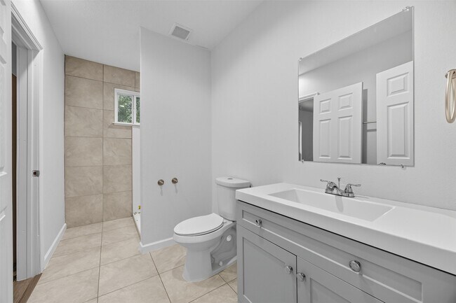 Building Photo - 30519 Lake Cir Ln