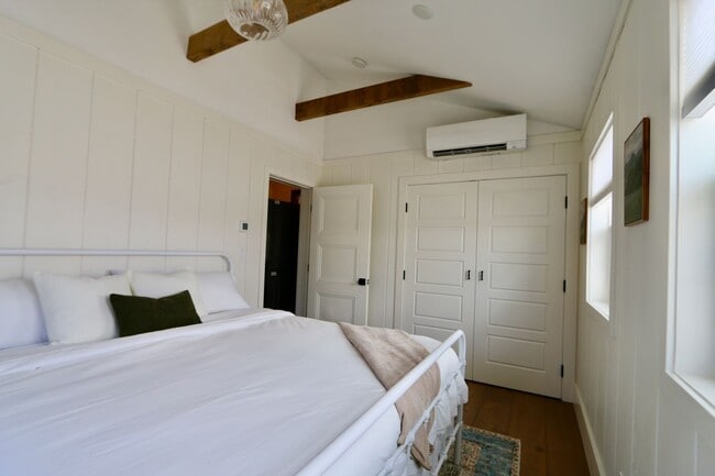 Building Photo - NEWLY Designed & Furnished Modern Farmhous...