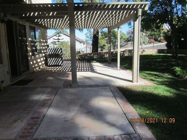 Building Photo - LAKE HILLS BEAUTY IN LA SIERRA