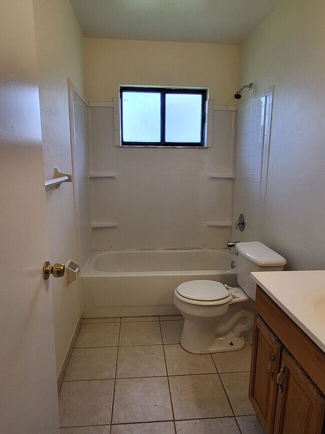 Building Photo - Spacious Rooms~Sunny~Large Yard~3Beds2Bath...