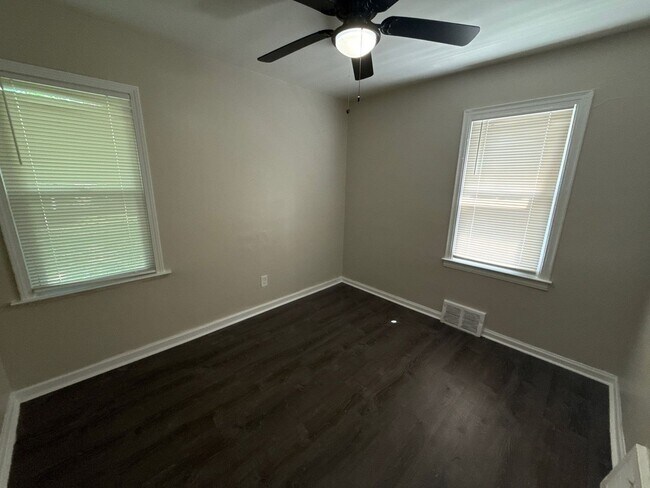 Building Photo - This beautifully updated 3-bedroom, 1-bath...