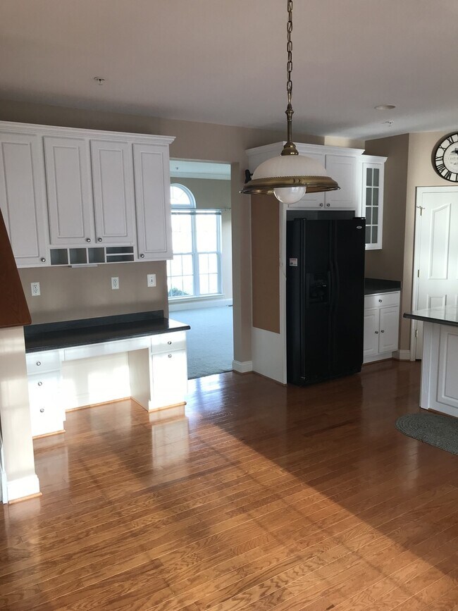 Building Photo - *Coming Soon!*  Large end unit town home i...