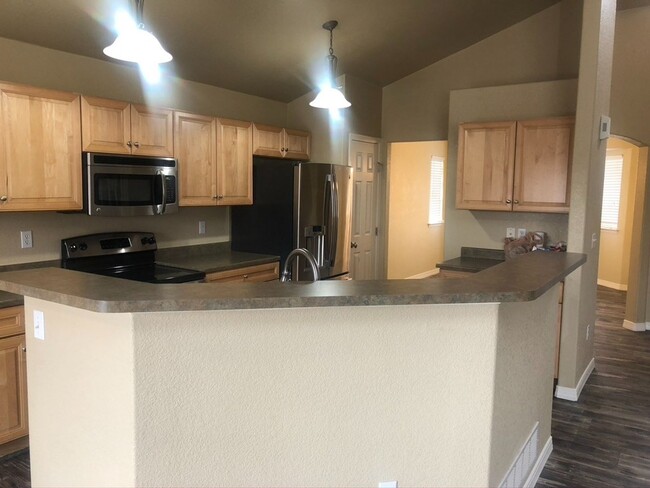 Building Photo - Large 4 bedroom Home in Commerce City