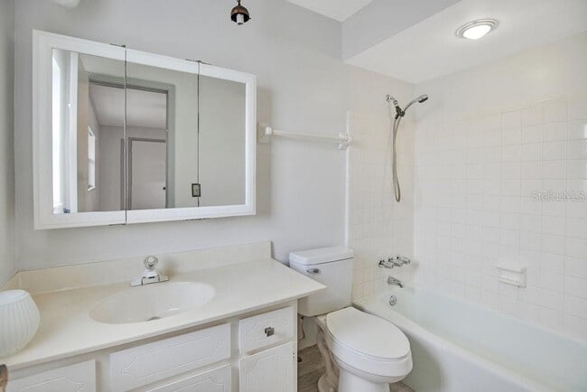 Building Photo - 1143 E Fowler Dr