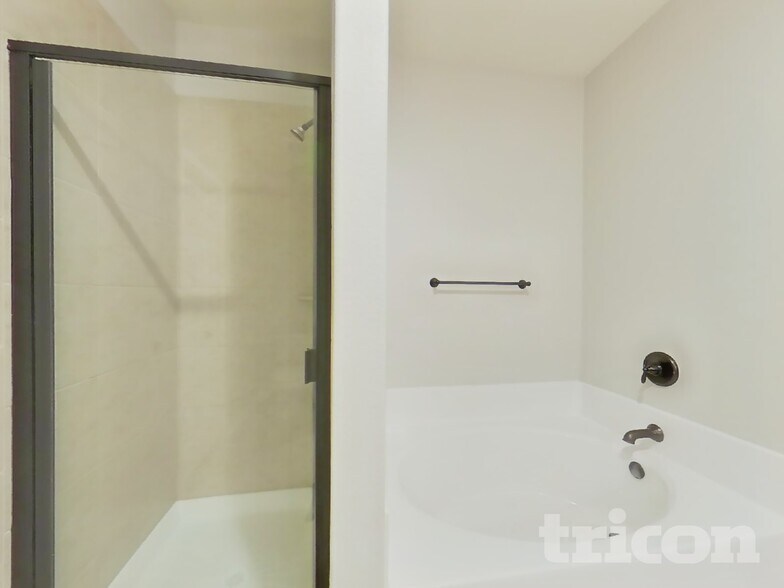 Building Photo - 8888 Oval Glass St