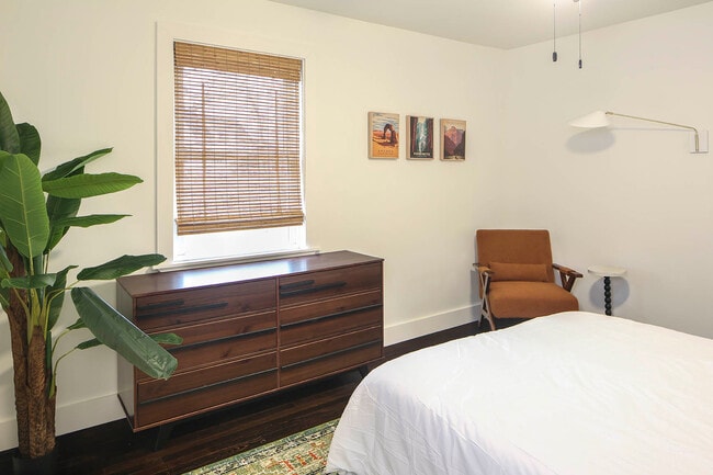 Building Photo - 1104 Matthews Pl