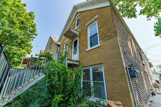 Building Photo - 2843 S Troy St