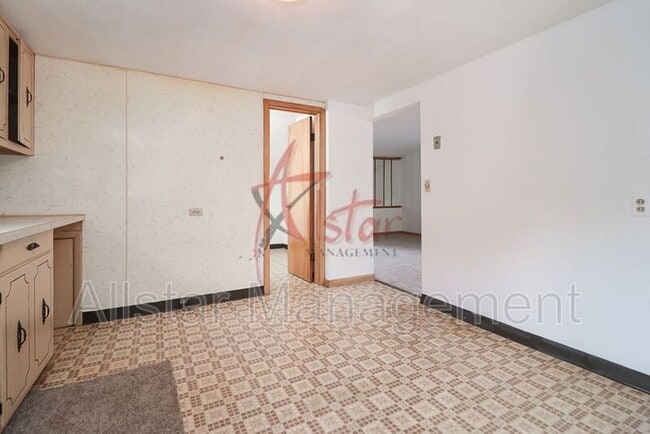 Building Photo - 4902 E 109th St