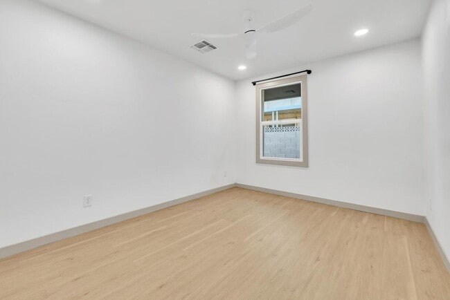 Building Photo - Completely Remodeled 6 bedroom/4 bath Home with New Pool