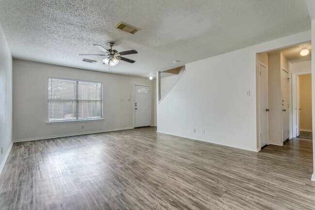 Building Photo - 3-BEDROOM HOME IN CANDLEWOOD PARK