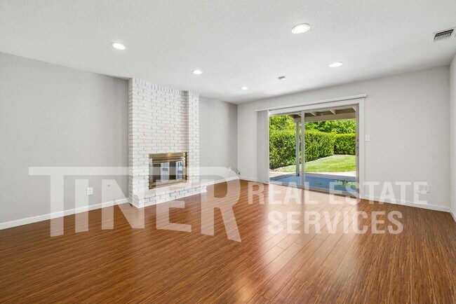 Building Photo - 5541 Ivanhoe Way
