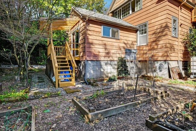 Building Photo - 713 SE 27th Ave