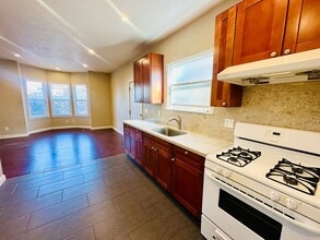 Building Photo - Tran 59th Triplex