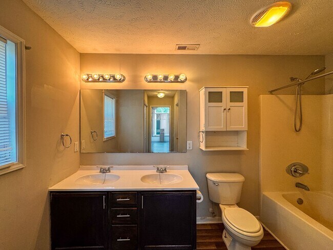 Building Photo - Charming 3 Bed 2 Bath Plus Bonus Room in Raeford
