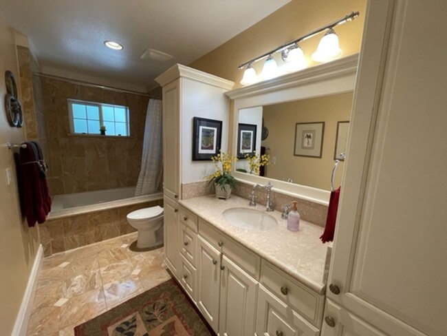 Building Photo - Gorgeous updated single level home in S.Wa...