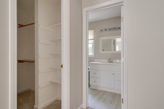 Building Photo - Charming 4-Bed Home with Fenced-in Backyar...