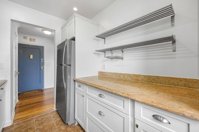 Building Photo - 2335 Hudson Terrace