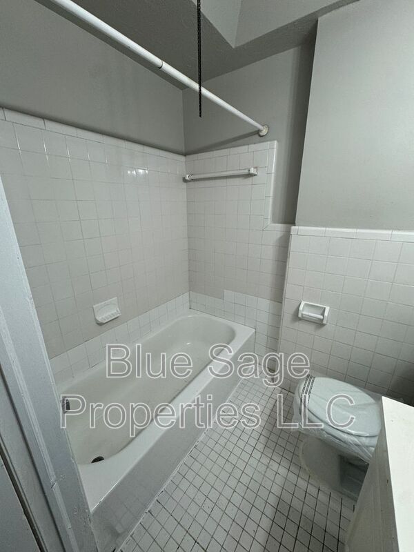 Building Photo - 554 S 4th St