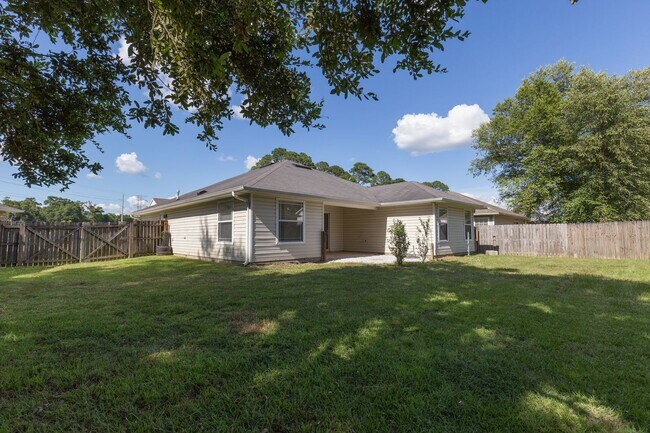 Building Photo - Centrally located 3 bedroom home