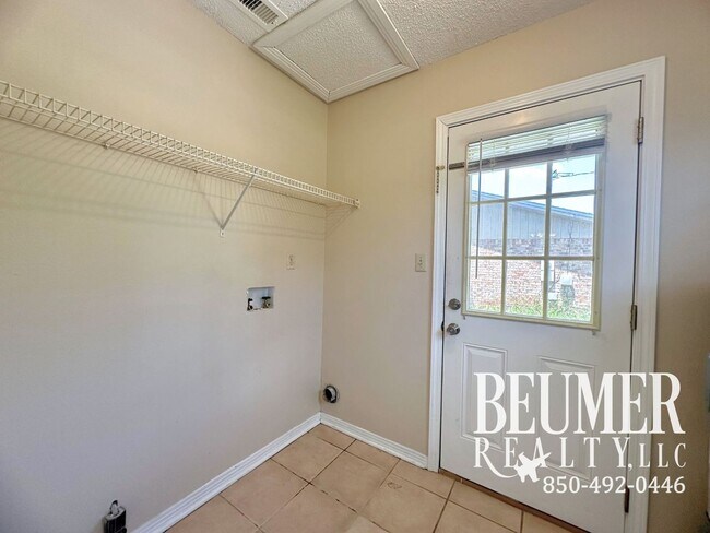 Building Photo - 3br/2ba Home for Rent in West Pensacola