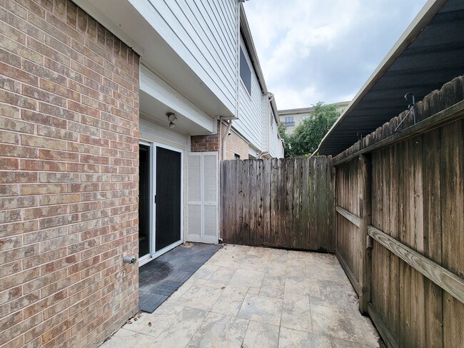 Building Photo - Medical Center Living at Its Best – Poolsi...