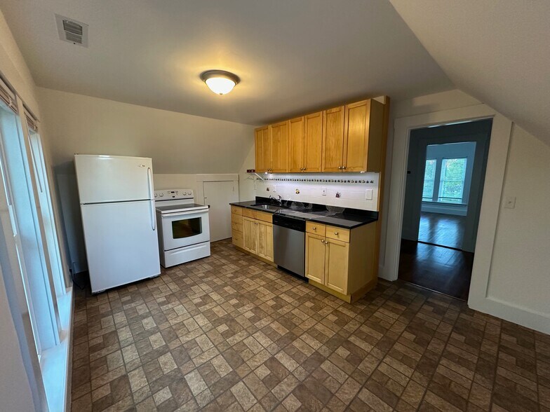 Building Photo - 48 Dennison Ave