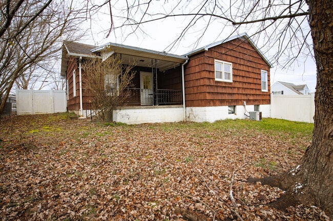 Building Photo - 610 Russell St