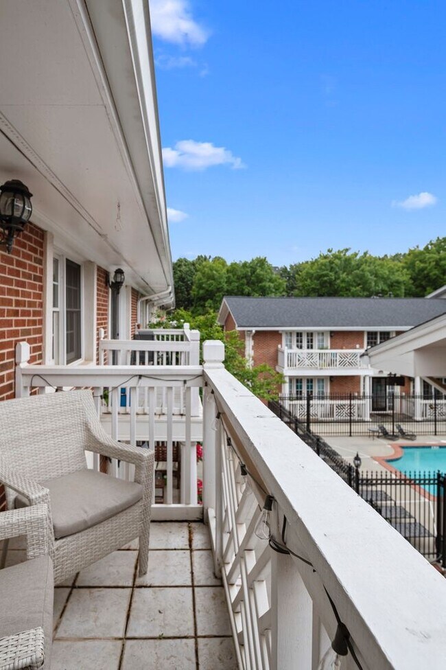 Building Photo - Beautiful 2bd/1ba Condo in VA Highlands w/ Balcony and Pool!!