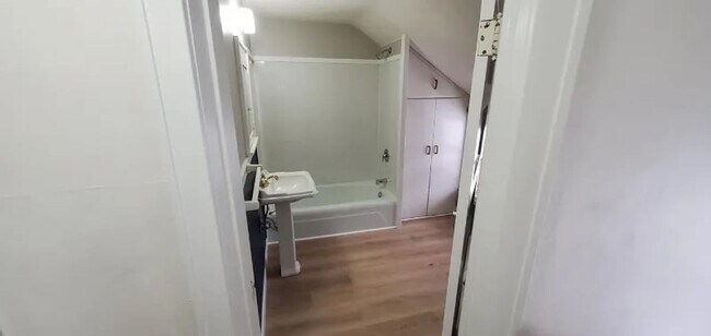 Building Photo - Charming 2 Bedroom, 1.5 Bathroom Home for ...