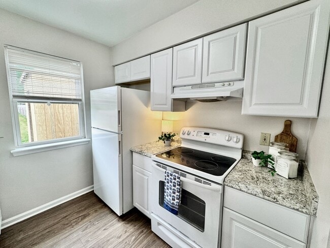 Building Photo - Completely Updated & Ready NOW! New Floori...