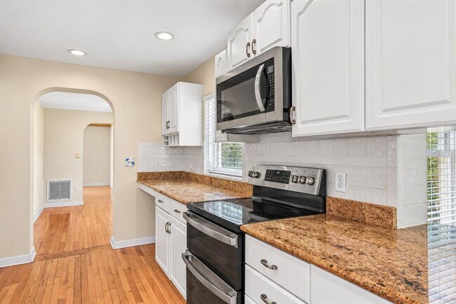 Building Photo - 206 17th Ave NE