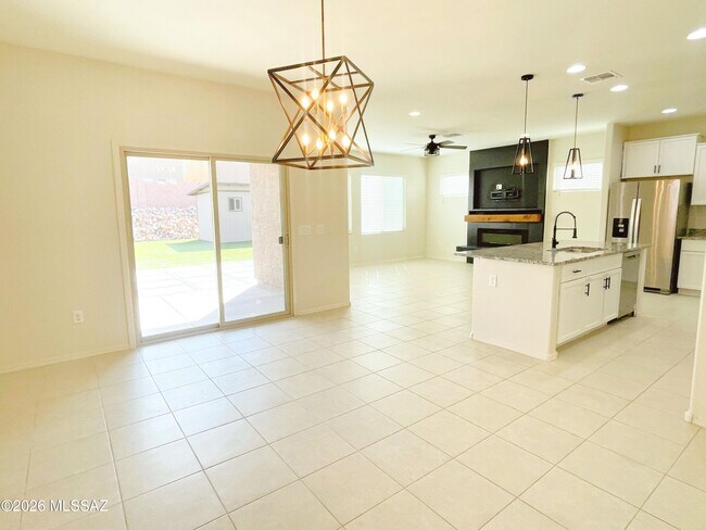 Building Photo - 866 E Artesia Pl