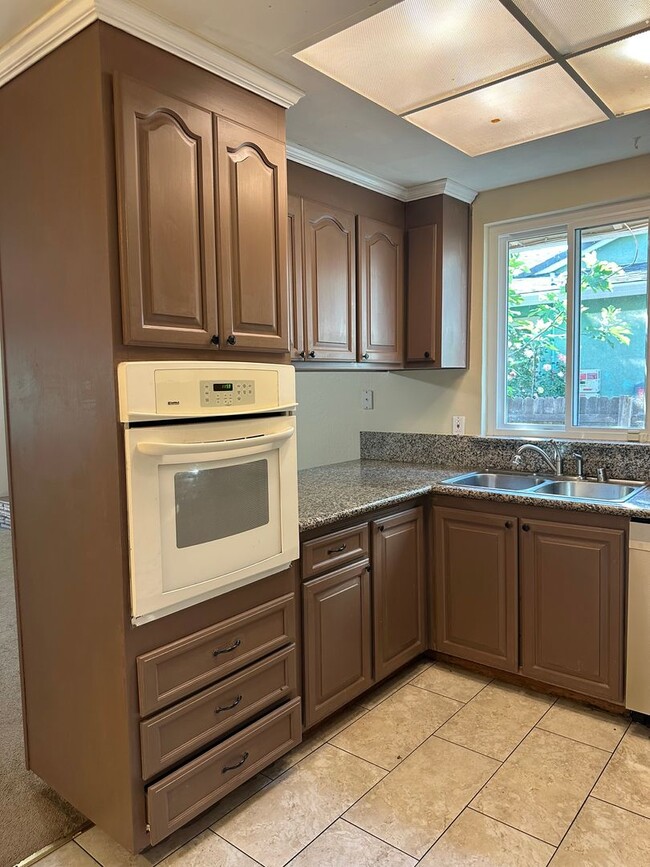 Building Photo - 4 Bdrm 2 Bath located in Elk Grove Unifed School District
