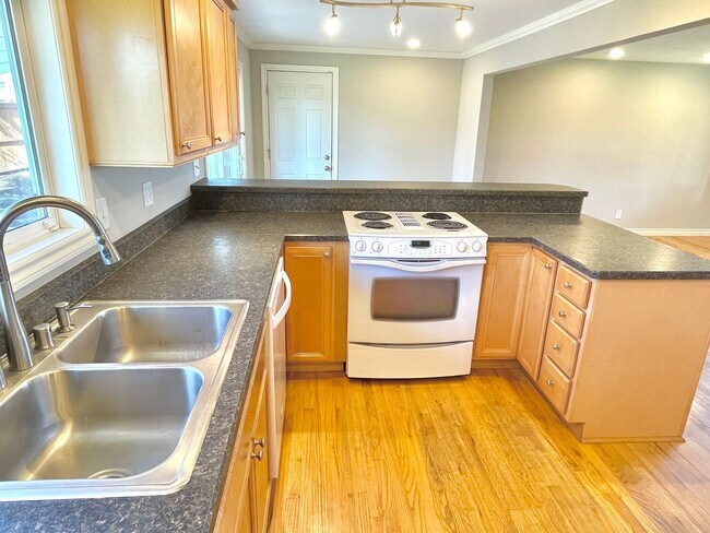 Building Photo - Brentwood-Darlington, 3 bed, 1 bath ranch with large, fenced yard