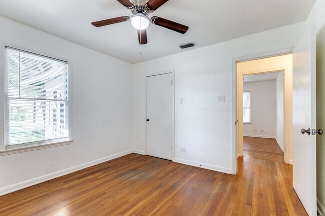 Building Photo - Charming Home in Alamo Heights ISD with Bo...