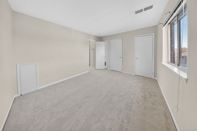 Building Photo - 3364 Hewitt Ave