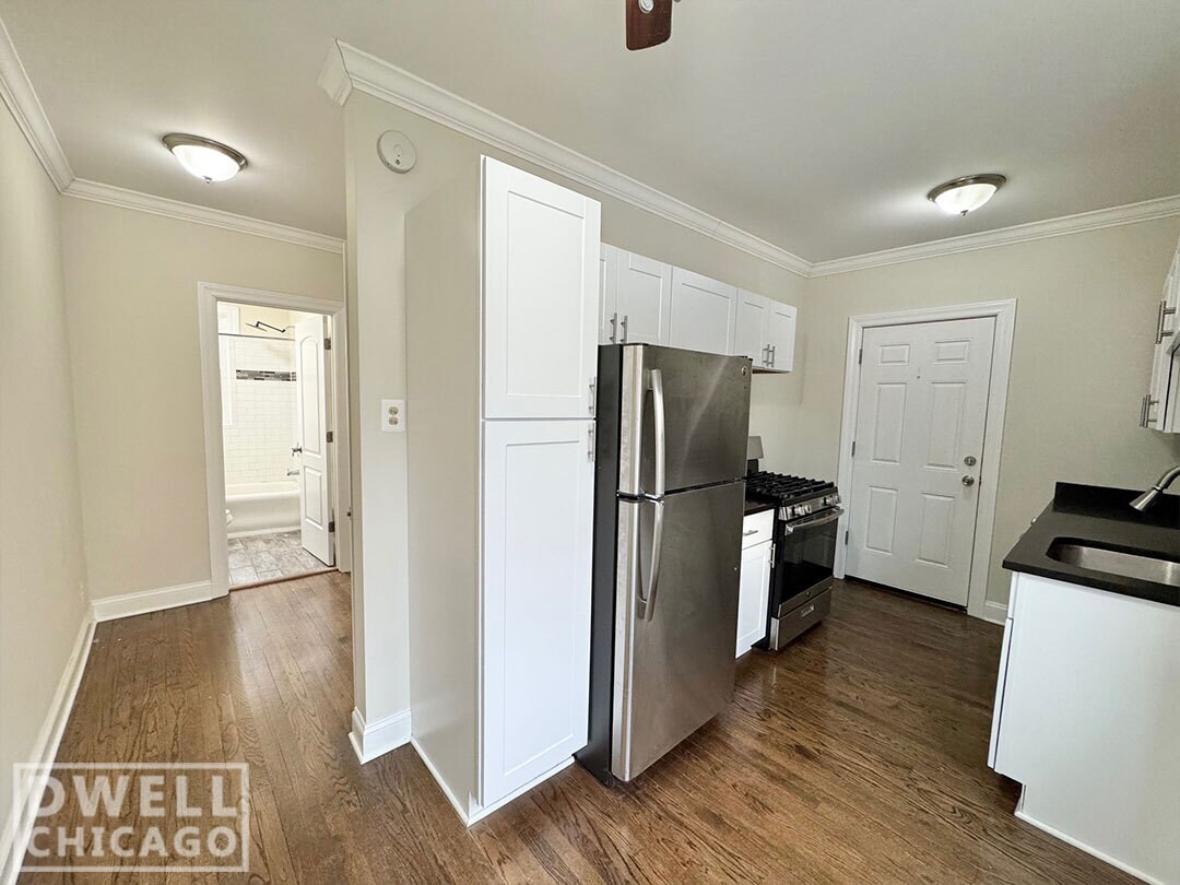 Building Photo - 3825 N Greenview Ave