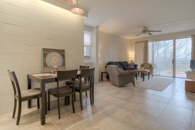 Building Photo - 904 Brightwood Manor Dr