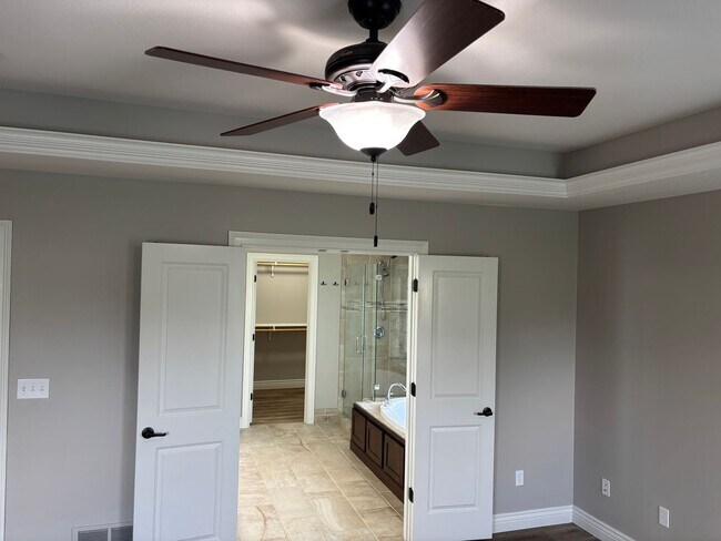 Building Photo - Single Family Home - Available For Rent in Old Hawthorne!