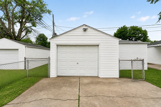 Building Photo - Beautifully Renovated 3BR Ranch w/ Garage, Covered Patio & Fenced Yard