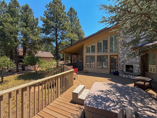 Building Photo - 1617 N Mariposa Rd