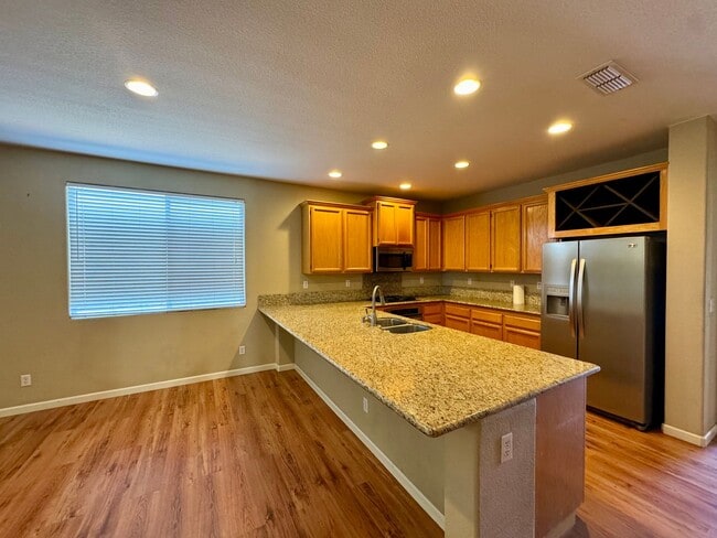 Building Photo - 3 bed 2 bath Plumas Lake