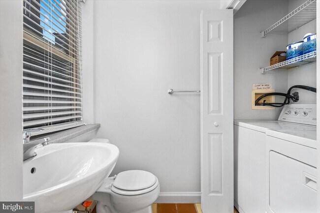 Building Photo - 2029 Bainbridge St