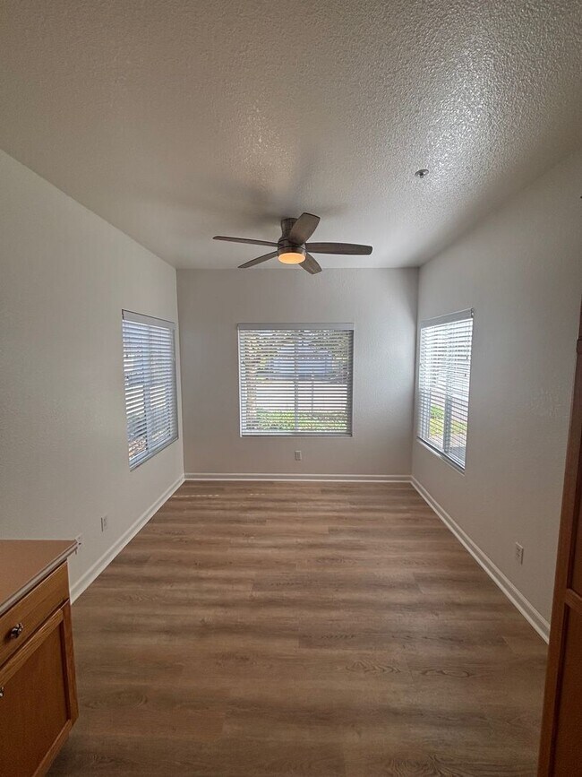 Building Photo - Large Single Level 2 Bedroom 2 Bathroom wi...