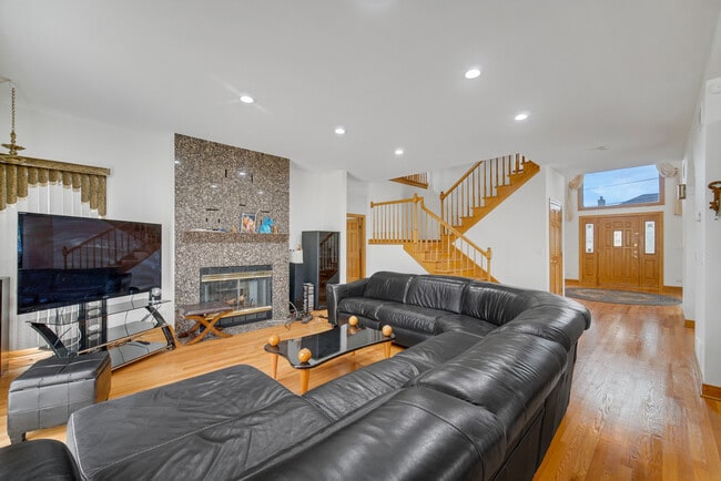 Building Photo - 9131 Delphia St