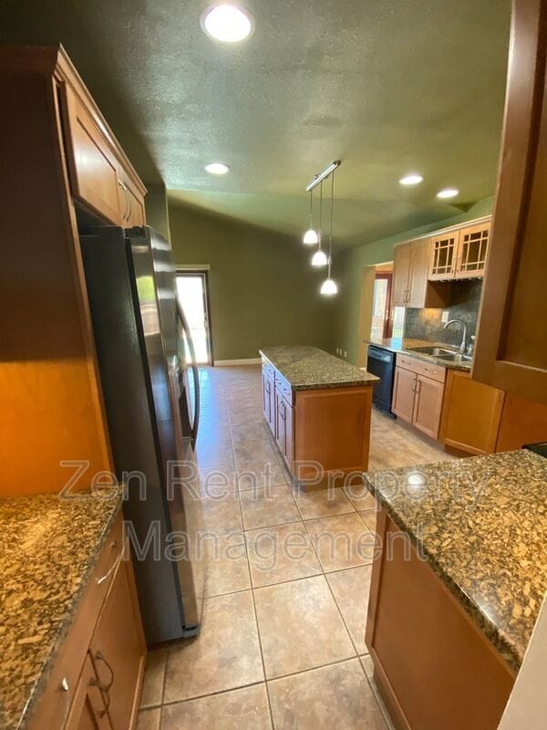 Building Photo - 815 W Juanita Cir
