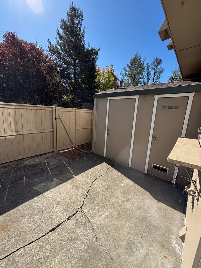Building Photo - 5059 Charmian Dr
