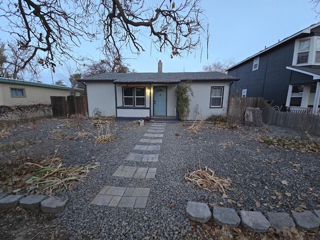 Building Photo - Cozy 2 Bedroom Cottage w/ Close Access to ...