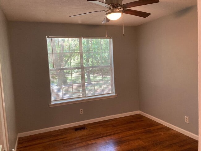 Building Photo - 4 bed 2 bath Minutes from FSU! available August 2026!