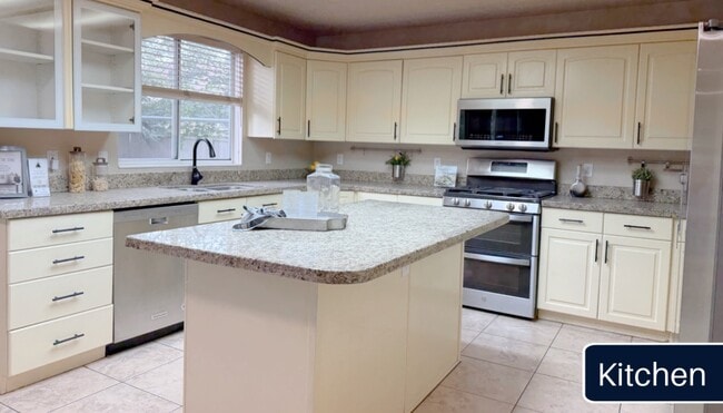 Building Photo - 8017 Showcase Ln